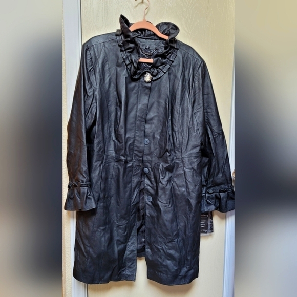 NEW Stunning designer genuine leather coat